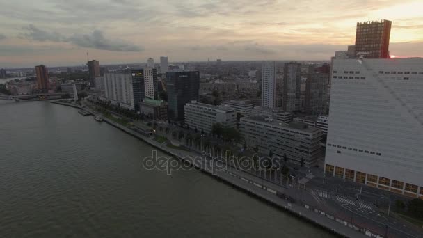 Flygfoto över stadsbilden med moderna byggnader vid floden mot mulen himmel — Stockvideo