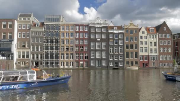 アムステルダムの運河を走る観光水上バスのタイムラプス — ストック動画