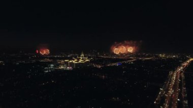 Leninsky Avenue ve köpüklü Fireworks uygulamasında, Moskova, Rusya Federasyonu Hava gece görünümü.