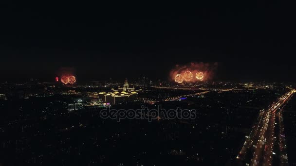 Vista aérea noturna da Avenida Leninsky e fogos de artifício cintilantes, Moscovo, Rússia . — Vídeo de Stock