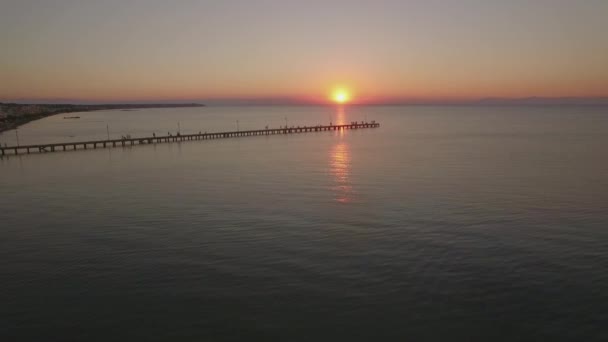 Flug über Meer und Pier bei Sonnenuntergang — Stockvideo