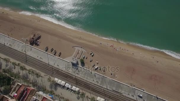 Αεροφωτογραφία πάνω από την παραλία, θάλασσα, σιδηρόδρομοι και ξενοδοχεία, Βαρκελώνη, Ισπανία — Αρχείο Βίντεο