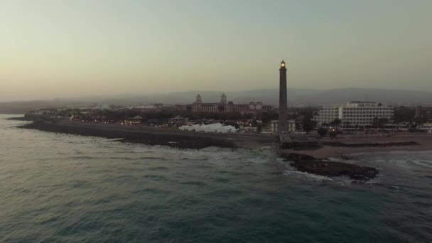 Vista aérea de la costa de Gran Canaria con faro — Vídeos de Stock