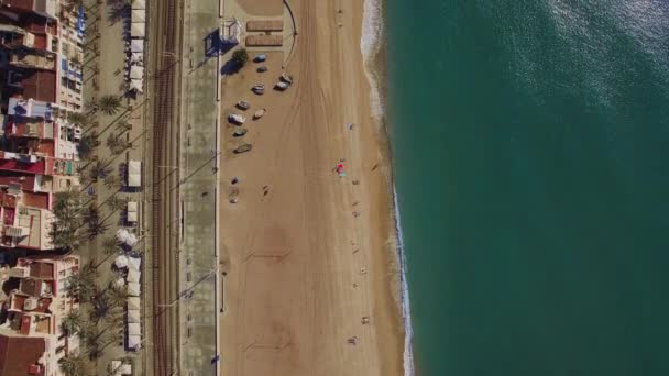 Översta Flygfoto över stranden, havet, järnvägar och hotell, Barcelona, Spanien — Stockvideo