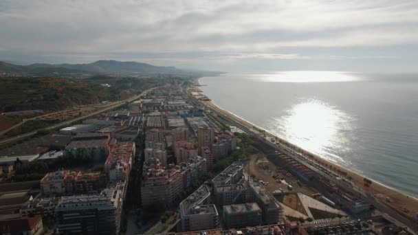 Vista aérea de lugares de interés con playa, mar, edificios, Barcelona, España — Vídeo de stock