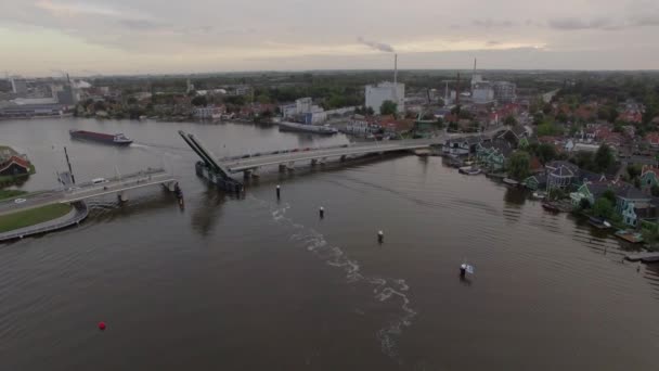 Vista aérea do rio com ponte levadiça e navio, Países Baixos — Vídeo de Stock