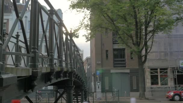 Слоган Амстердама на фоне городского пейзажа — стоковое видео