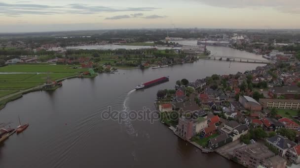 Municipio holandés en la orilla del río, vista aérea — Vídeos de Stock