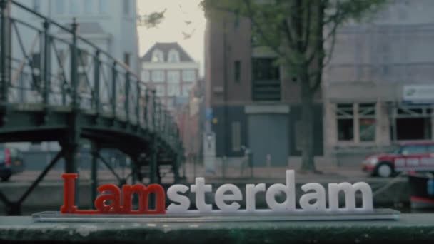 Amsterdam eslogan sobre el fondo de la ciudad — Vídeo de stock