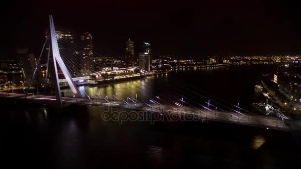 Gece, Rotterdam Erasmus Köprüsü'nde trafik Timelapse — Stok video