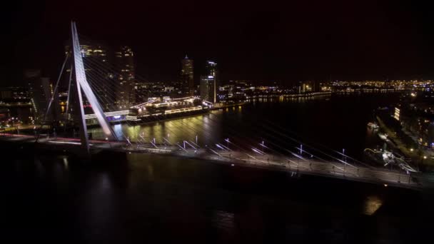 夜、ロッテルダムのエラスムス橋上のトラフィックのタイムラプス — ストック動画