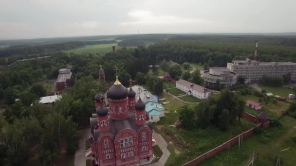 Полет над Вознесенским собором в Лукино, Россия — стоковое видео