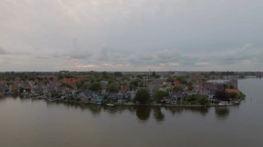 Hollanda nehir kıyısındaki İlçesi havadan görünümü