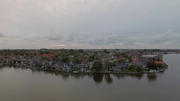 Luftaufnahme der Stadt am Fluss in den Niederlanden — Stockvideo