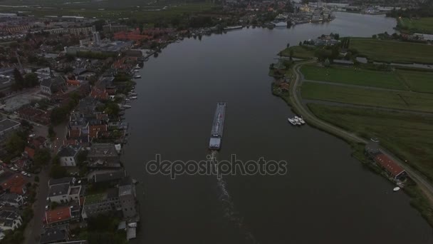 Letecký pohled na město a řeku s plachetnice, Nizozemsko — Stock video
