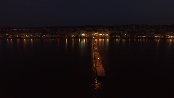 Luchtfoto nacht uitzicht op resort en pier in de zee — Stockvideo