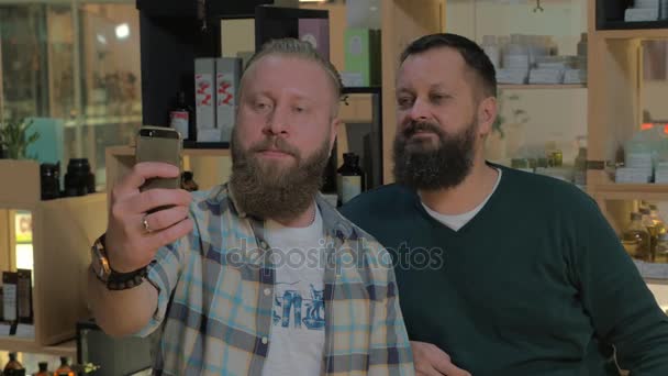 Dwóch brodatych mężczyzn, przyjmowania przenośnego selfie kryty — Wideo stockowe