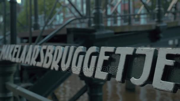 Amszterdam szlogen és Makelaarsbruggetje footbridge — Stock videók