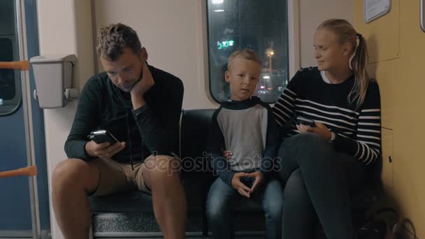 Padres e hijos viajando en tren subterráneo — Vídeo de stock