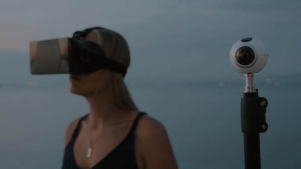 360 度摄像头和 Vr 眼镜的女人 — 图库视频影像