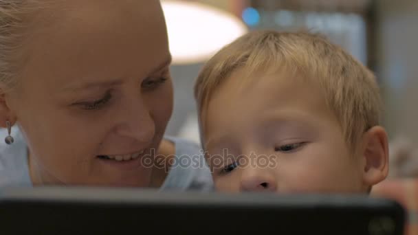 Madre e hijo pasan tiempo en el panel táctil usando — Vídeos de Stock