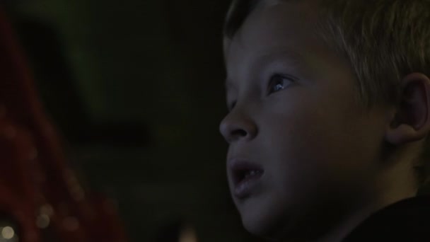 Dziecko grając z automatem — Wideo stockowe
