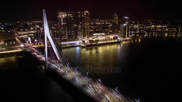 Timelapse av biltrafik på Erasmus-bron i natt Rotterdam — Stockvideo