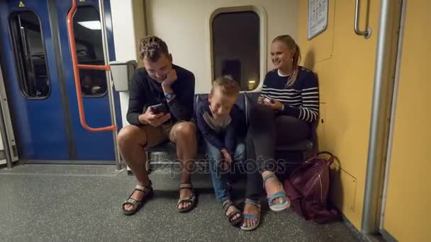 Сроки пребывания семьи с ребенком в поезде метро — стоковое видео