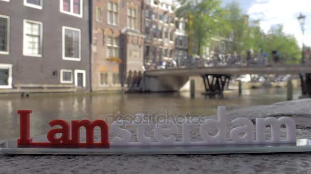 I amsterdam лозунг и вид на город на заднем плане, Нидерланды — стоковое видео