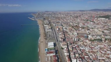 Plaj, deniz, demiryolları ve otel, Barselona, İspanya, havadan görünümü