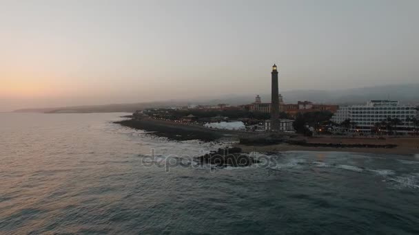 Gran Canaria complejo costero con faro, aéreo — Vídeos de Stock