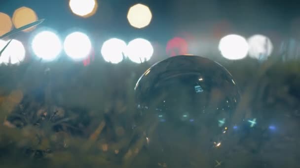 A közúti forgalom és az üveg gömb — Stock videók