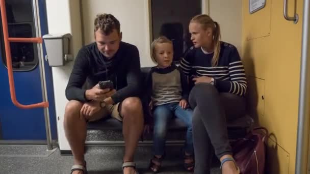 Timelapse van ouders met zoon in ondergrondse trein — Stockvideo