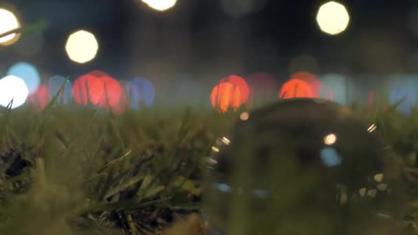 Стеклянный шар и автомобильное движение вечером — стоковое видео