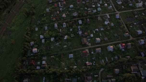 Vista superior de las casas de campo en la puesta del sol en verano, Rusia — Vídeo de stock