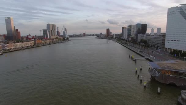 Luchtfoto van stadsgezicht met moderne gebouwen op de rivier tegen bewolkte hemel, Rotterdam, Nederland — Stockvideo