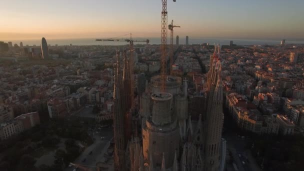 Vista aérea de Barcelona con Sagrada Familia — Vídeos de Stock