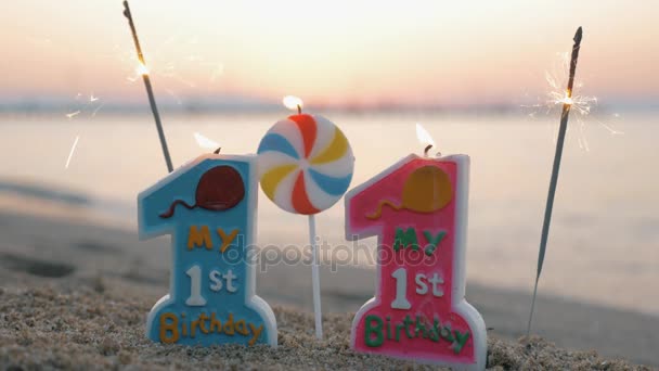 Gemelli candele di compleanno e scintille sulla spiaggia — Video Stock