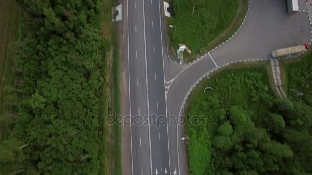 Повітряний постріл транспортного руху по сільській дорозі — стокове відео