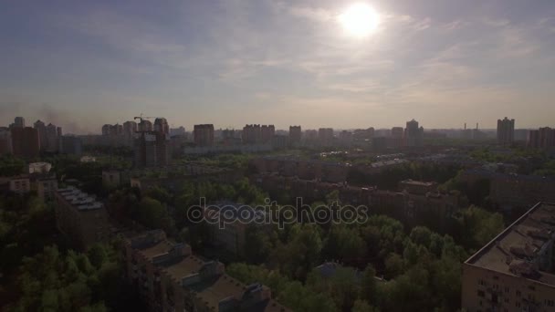 Volare su un quartiere residenziale con case a Mosca, Russia — Video Stock