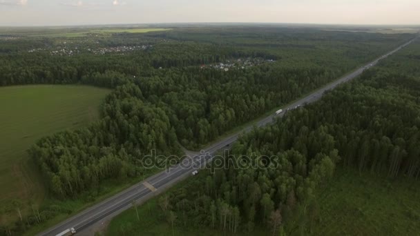 ロシアの田舎の道路交通の空中ショット — ストック動画