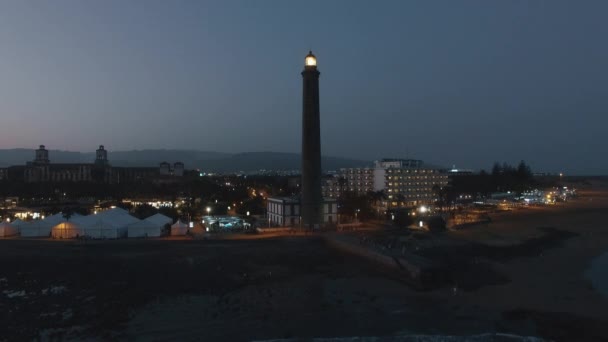 Nachtansicht des Leuchtturms von Maspalomas, Gran Canaria, Spanien — Stockvideo