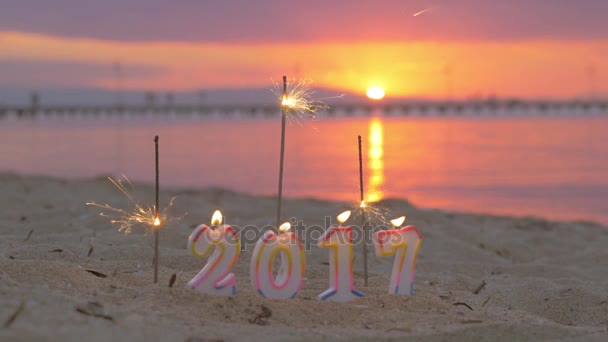 Chispas y velas 2017 en la playa — Vídeos de Stock