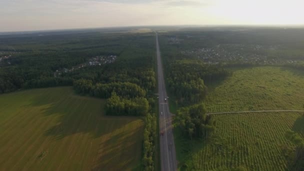 Trafic de voitures sur la route rurale en Russie, aérien — Video