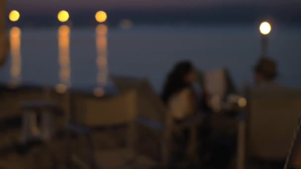 Café de playa con pareja por la noche — Vídeo de stock