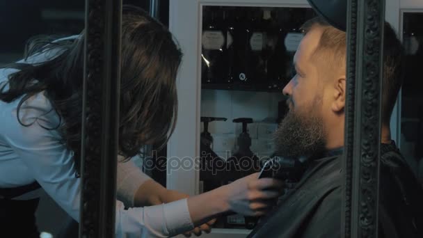 Стрижка бороды в парикмахерской — стоковое видео