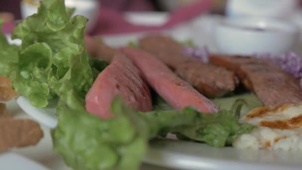 Comer salsichas fritas — Vídeo de Stock