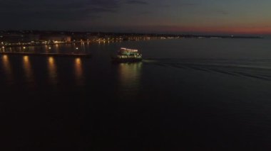 Gece deniz turu bitirme turistik gemi üzerinde uçan