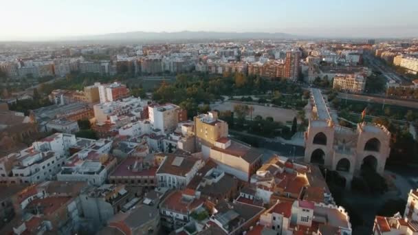 Luchtfoto van Valencia met architectuur en groene parken — Stockvideo