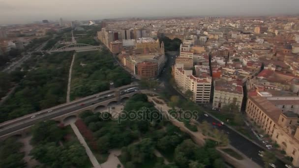 Вид с воздуха на парки Валенсии и центр города, Испания — стоковое видео